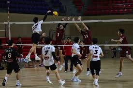 白衣下边是红衣，香港行期间一阿森纳球迷卧底在热刺球迷看台